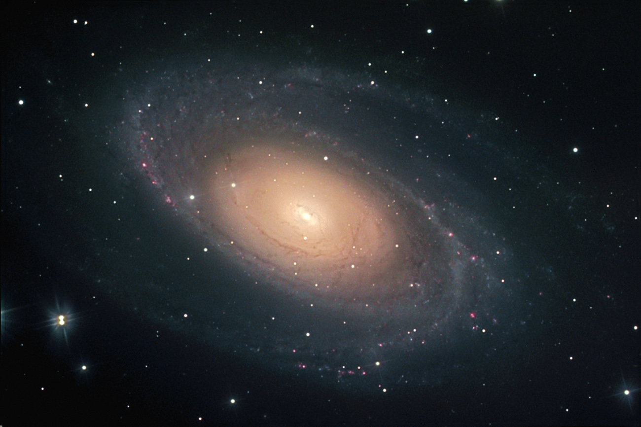 Галактика загородный. Galaxy m81. M81 Галактика. Спиральная Галактика m100. M81 Галактика в телескоп.